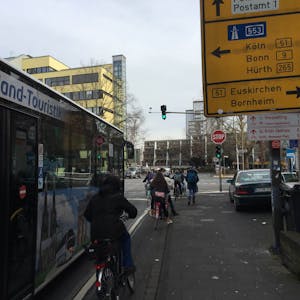 Wie hier am Rodderweg ist der Platz für Radfahrer an einigen Straßen in Brühl äußerst knapp bemessen.