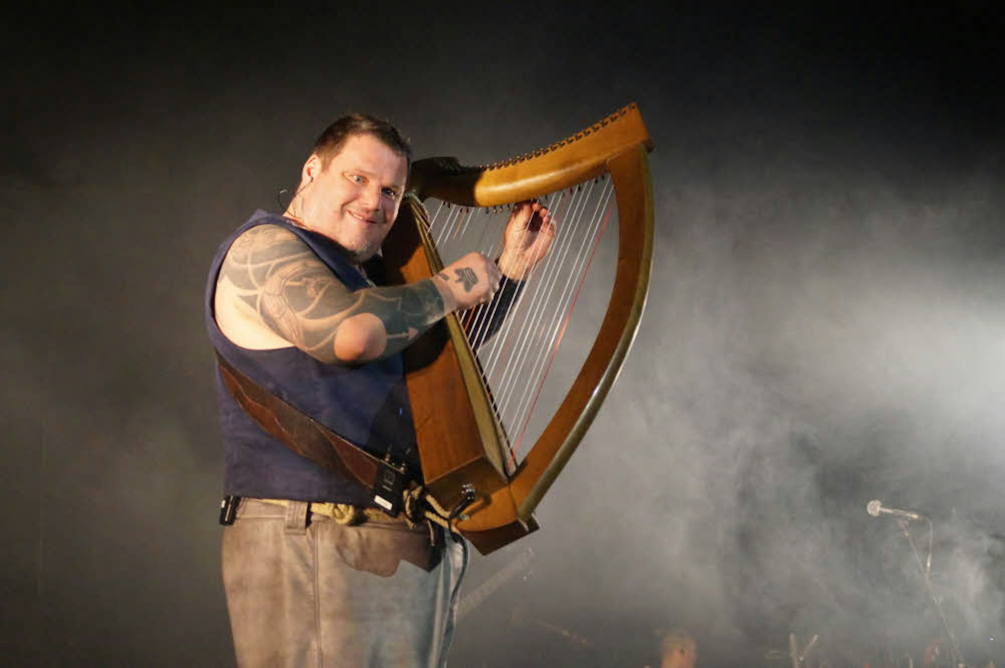 Ungewöhnlich für eine Rock-Show. Dr. Pymonte (André Strugala) spielt auf einer Harfe.