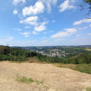 Diese Aussicht über Morsbach sollen Wanderer künftig von einer neuen Aussichtsplattform aus genießen können.