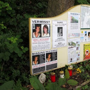Mit Zeitungsberichten und Fotos erinnert eine Gedenkstelle an der Hochschule Trier an die Studentin Tanja Gräff.