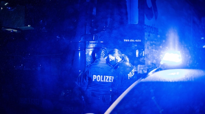 Die Polizei (hier ein Symbolfoto von einem Einsatz) ermittelt nach dem Leichenfund in Waldbröhl.
