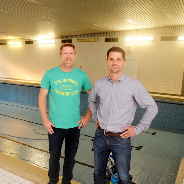 Sogar über ein eigenes Schwimmbad verfügt das Hermann-Josef-Kolleg in Steinfeld. Schulleiter Thomas Frauenkron (r.) und Rolf Kremp (Fachkonferenz Sport) werben nun damit, dass an ihrem Gymnasium auch Sport als viertes Abiturfach gewählt werden kann.