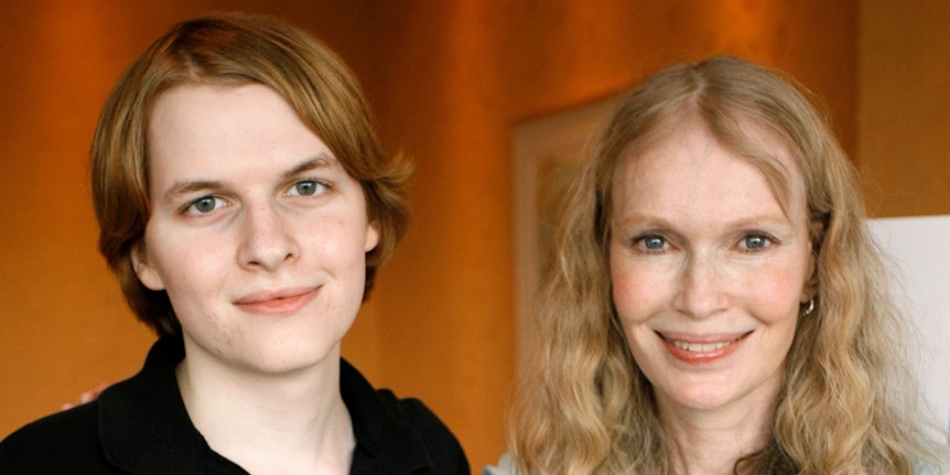 Ronan Farrow im Jahr 2006 mit seiner Mutter Mia