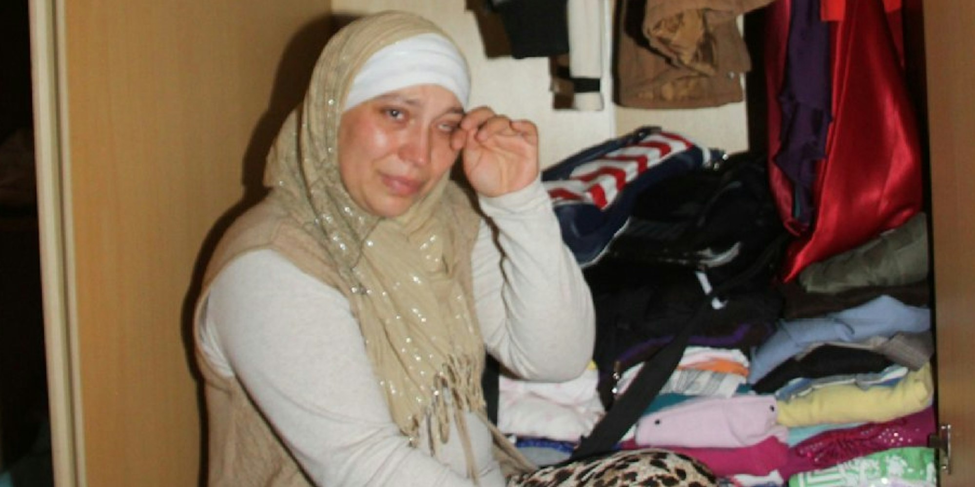 Mutter Have Tahiri vor dem Schrank ihrer Tochter. Sie haben alles so gelassen, wie es war, auch wenn ihr wahrscheinlich die meisten Sachen nicht mehr gefallen oder passen würden.