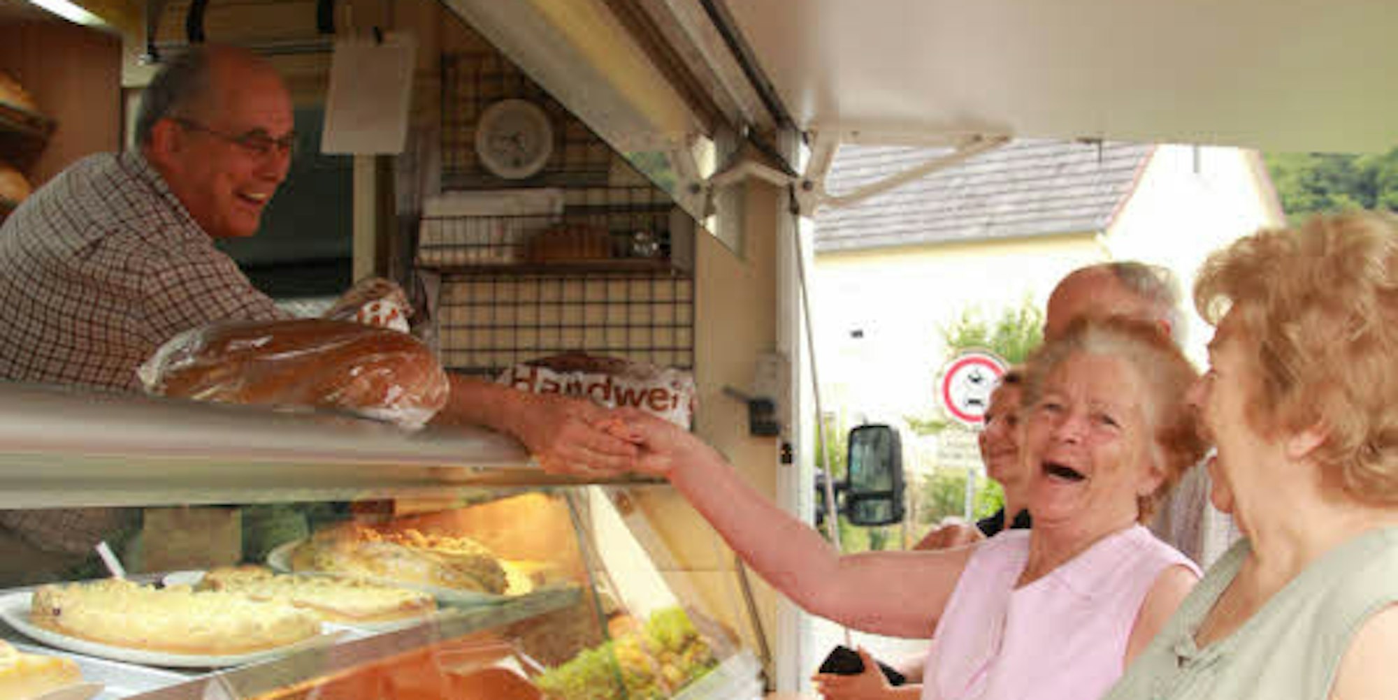 „Ewig schon“ kaufen sie am Bäckerwagen: Die Alzenbacher Nachbarn machen Späßchen an der Verkaufstheke.