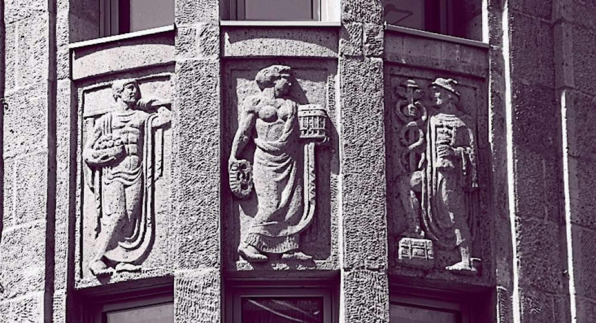 Drei Götter erzählen vom Grund des Wohlstands der ursprünglichen Eigentümer dieses Geschäftshauses.