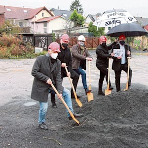 Mit dem ersten Spatenstich startete das Bauprojekt auf dem früheren Bauhofgelände, für Bürgermeister Max Leitterstorf (rechts) eine Premiere.