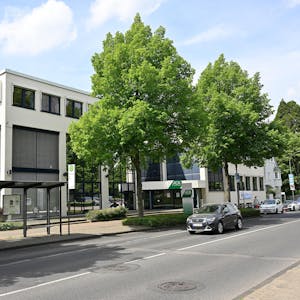 Das Verwaltungsgebäude der AOK an der Bensberger Straße ist laut Stadtverwaltung Ende 2023 nutzbar und ist im Gespräch als Standort für das neue Stadthaus.