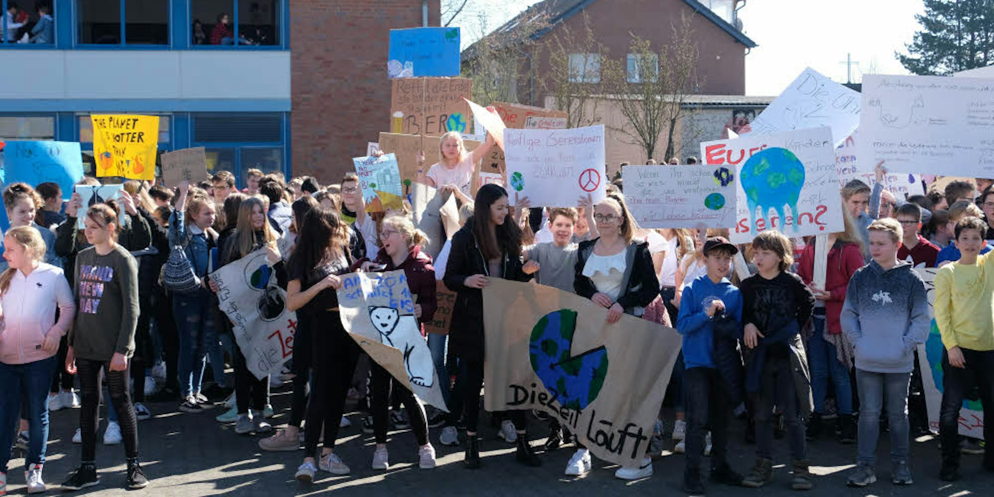 Mit Plakaten und Sprechchören setzten sich die Weilerswister Gesamtschüler für einen drastischen Wandel in der Klimapolitik ein.