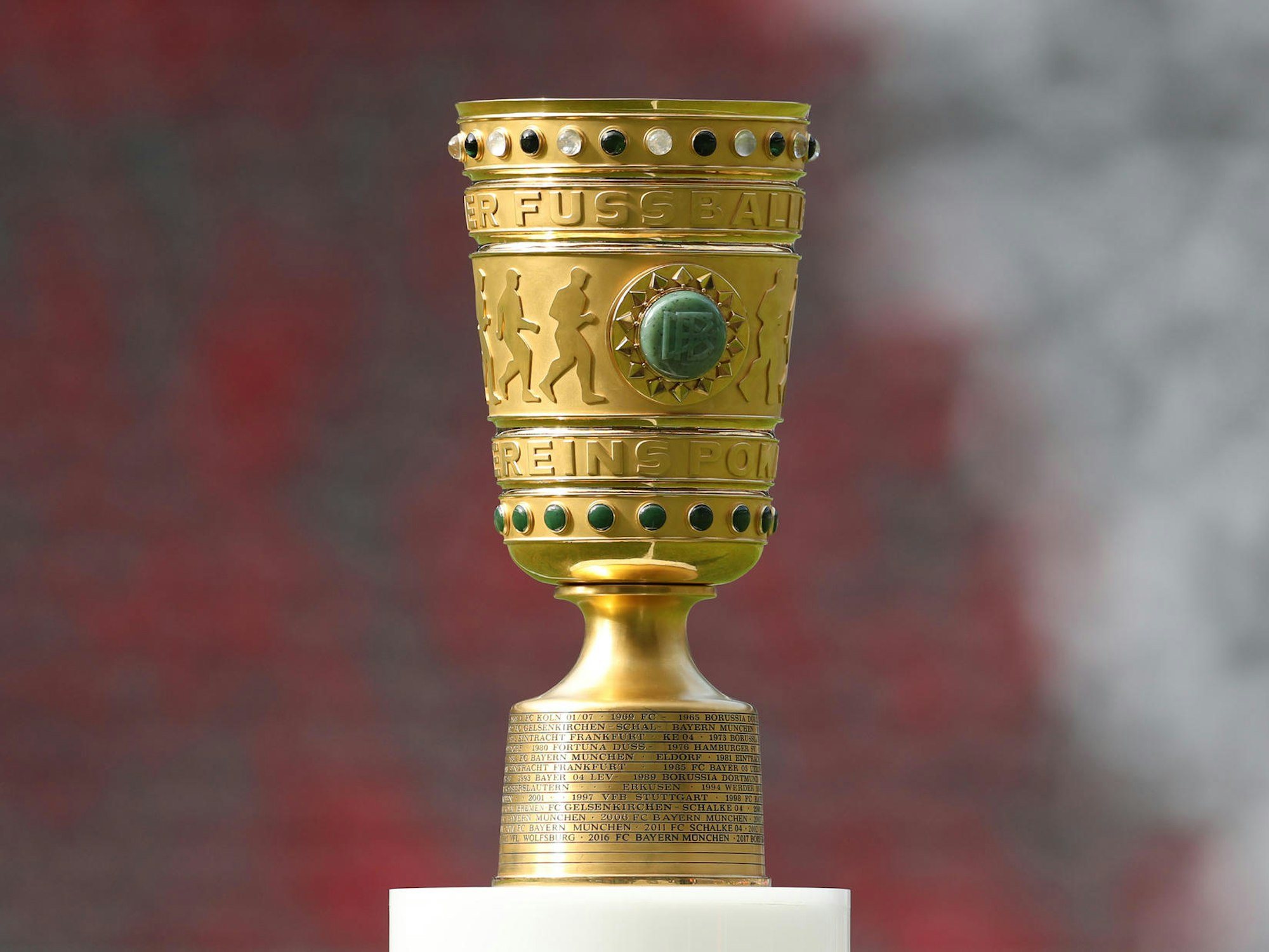Der DFB-Pokal ist auf einem Podest ausgestellt.