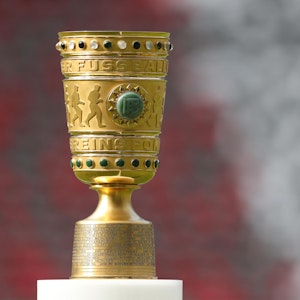Der DFB-Pokal ist auf einem Podest ausgestellt.