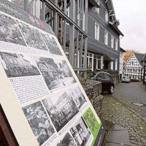 Prominente Platzierung: Gleich an der Kirche am Burgplatz ist die historische Tafel aufgestellt worden.