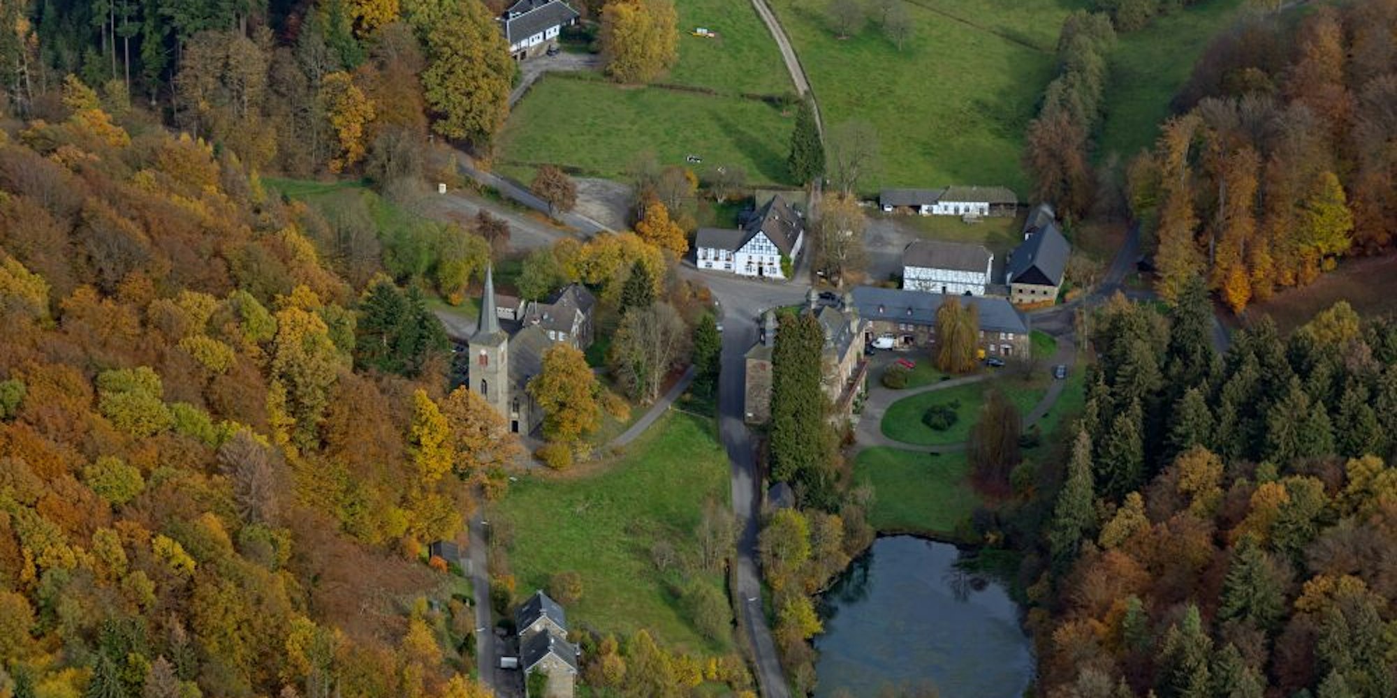 Rechts unterhalb des Schloss-Hotels in Gimborn soll eine Eventscheune u.a. für Hochzeiten gebaut werden.