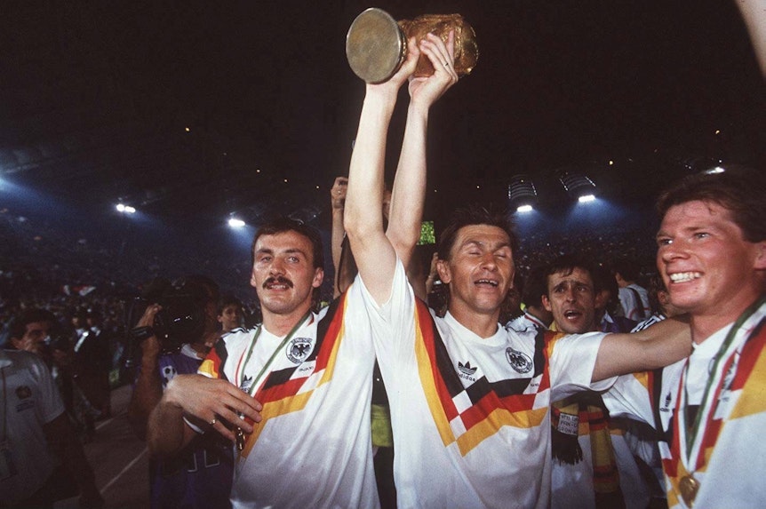 Jürgen Kohler und Klaus Augenthaler halten den WM-Pokal nach oben