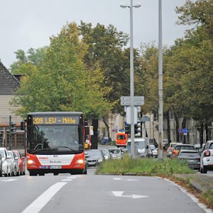 Mit dem Bus fahren schon viele Grundschüler in Leverkusen zur Schule. Welches Ticket ist das Beste?