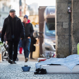 Ein Schlafplatz einer obdachlosen Person an der Severinstorburg.
