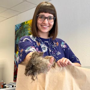 Christin Wosnitzka sammelt abgeschnittene Haare. 