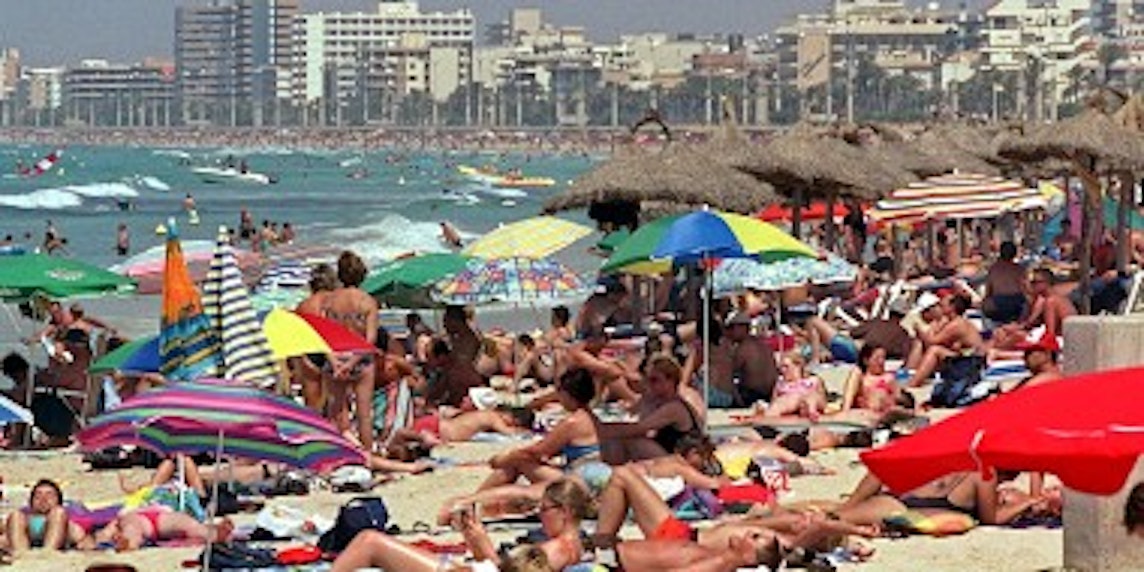 Blick auf den Strand von El Arenal, Mallorca. Ebenso wie für die Deutschen gehört die Insel auch zu den beliebtesten britischen Urlaubszielen. (Bild: dpa)