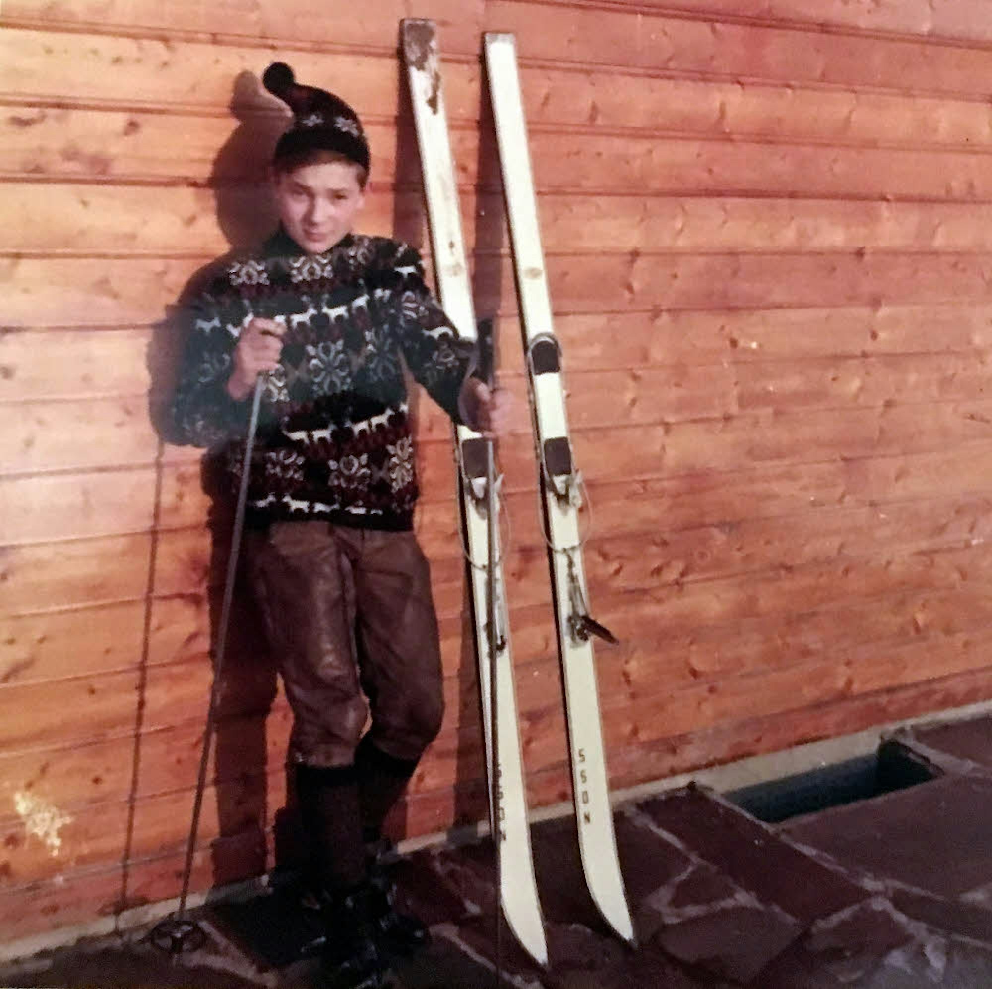 Der junge Erwin Kampf um das Jahr 1965 mit Noss-Skiern in der Eifel: Seine Großmutter war eine geborene Noss.