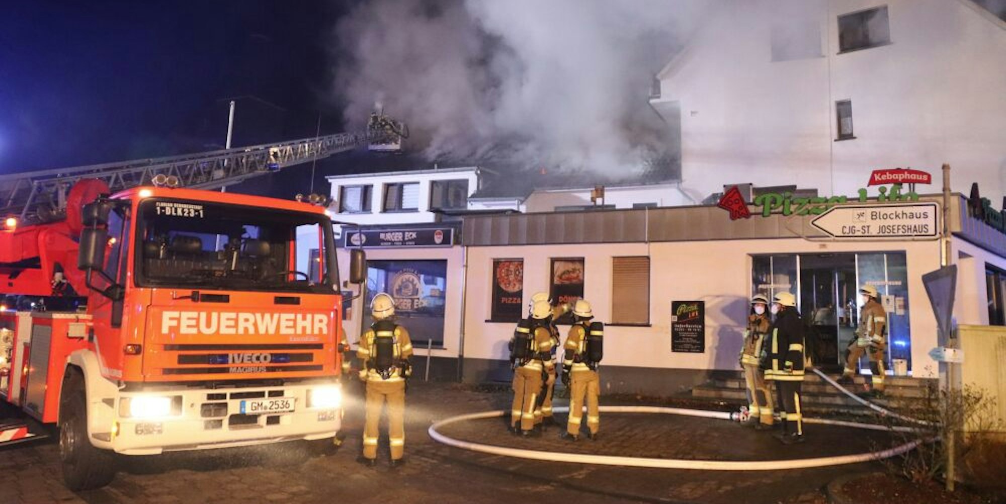 Mit rund 65 Einsatzkräften ging die Freiwillige Feuerwehr am Sonntagabend bei einem Feuer in Eckenhagen gegen die Flammen vor.