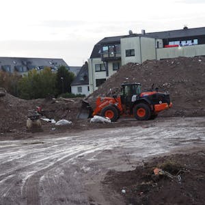Der Bunker und die Gebäude der ehemaligen Fleischfabrik sind weg, das Baufeld für das Wohngebiet wird vorbereitet.
