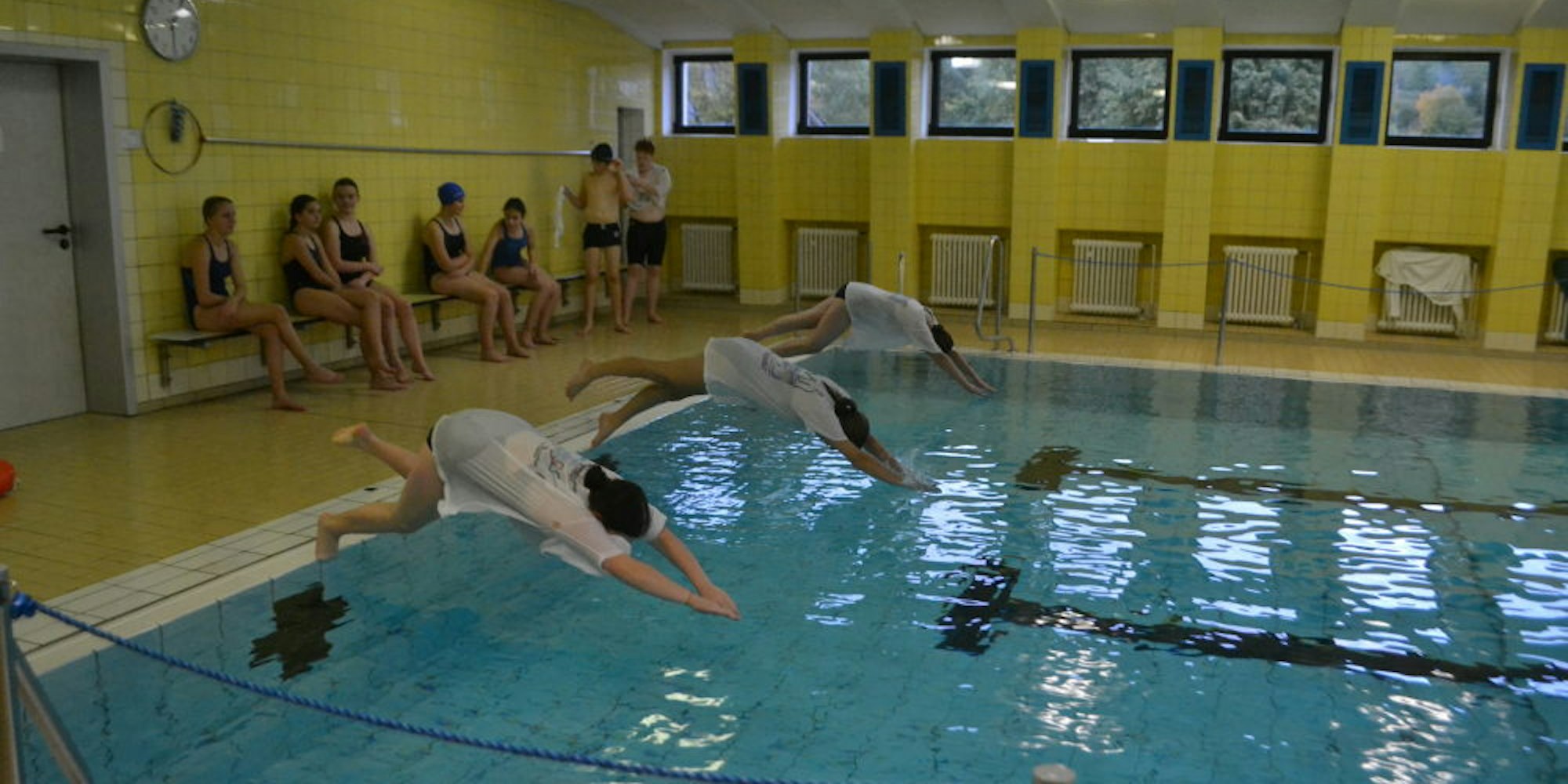 Auch das Schwimmen mit Kleidung trainiert die Wasserwacht.