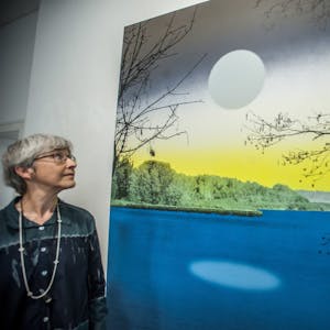 Im Angesicht des Mondes: Birgit Jensen spielt mit Elementen der Landschaftsmalerei.