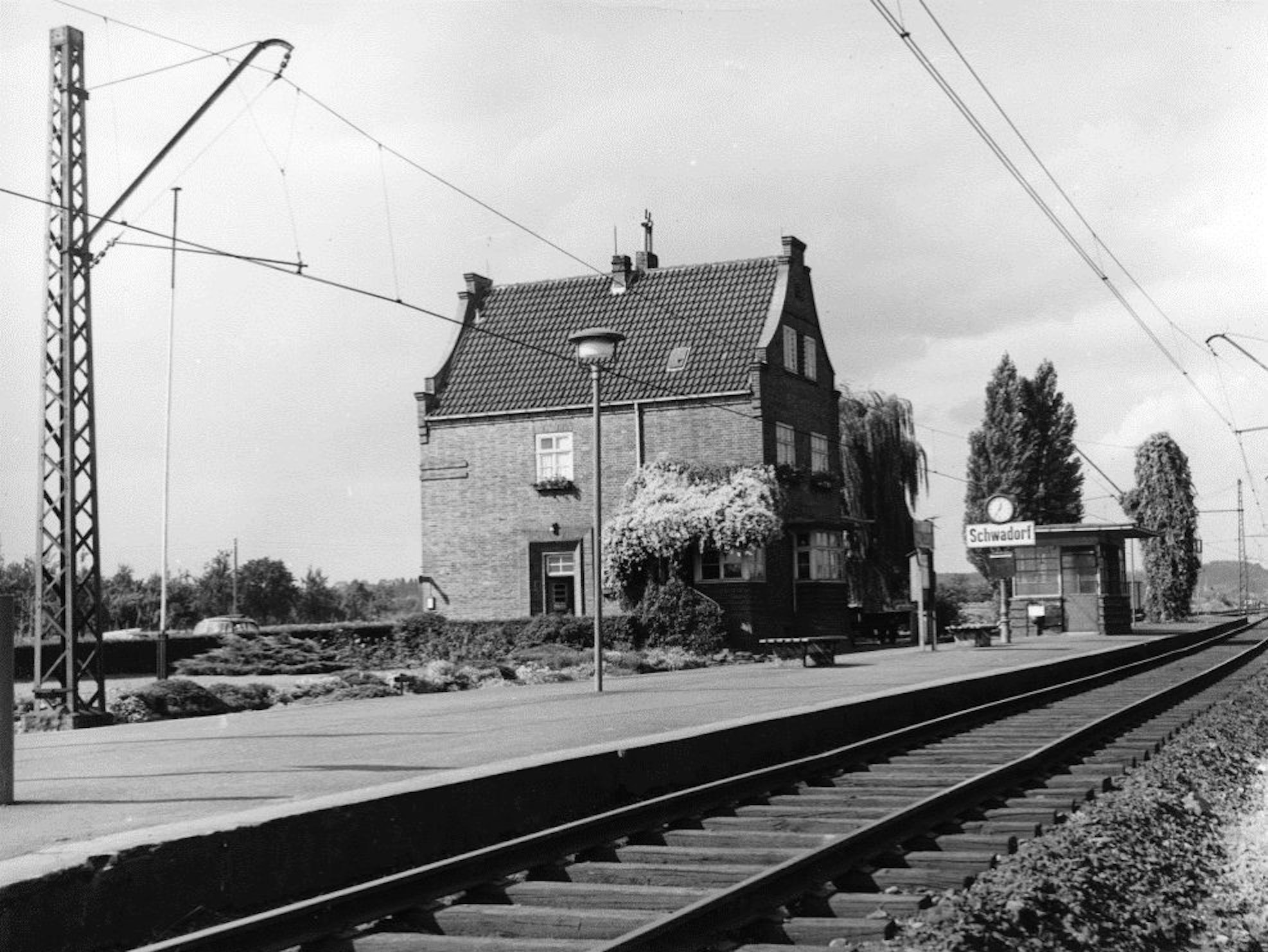Bahnhofsgebäude Schwadorf historisch