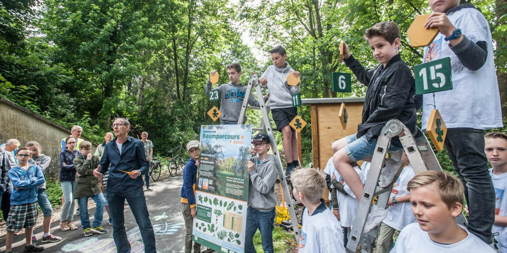 An der Balkantrasse haben die Gesamtschüler und ihr Lehrer Reinhold Glüsenkamp ihren Baumparcours eröffnet.