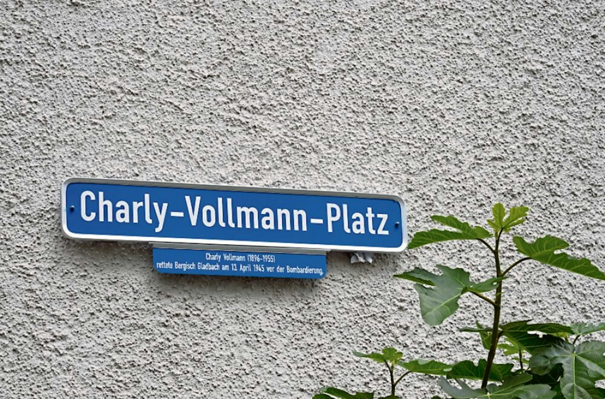 Charly Vollmann rettete die Kreisstadt im Zweiten Weltkrieg vor der Zerstörung. Der Charly-Vollmann-Platz liegt direkt am Rathaus.