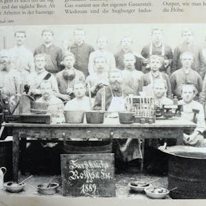 Mitarbeiter der Fabrik im Jahr 1889. Immer mehr Beschäftigte ließen sich von besserer Bezahlung in die Munitionsfabriken der Königlichen Werke abwerben.