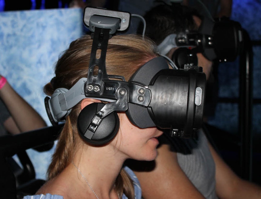 Mit der Virtual-Reality-Technik wird die alte Dunkelachterbahn im Phantasialand zu einem neuen Erlebnis.