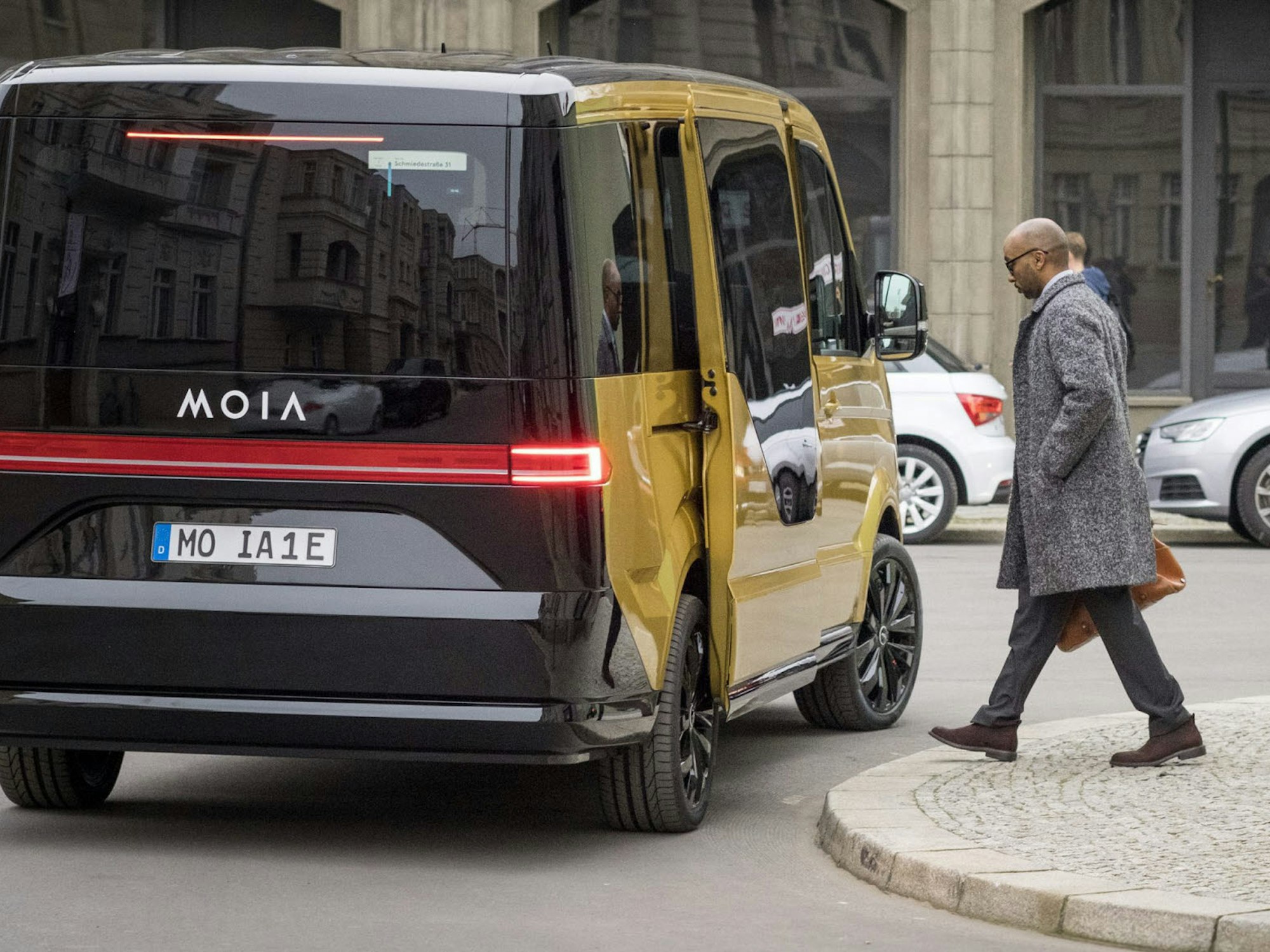 Einen elektrischen Minibus, der bis zu sechs Fahrgästen Platz gibt, bietet die Volkswagen-Tochter Moia für den öffentlichen Nahverkehr an.