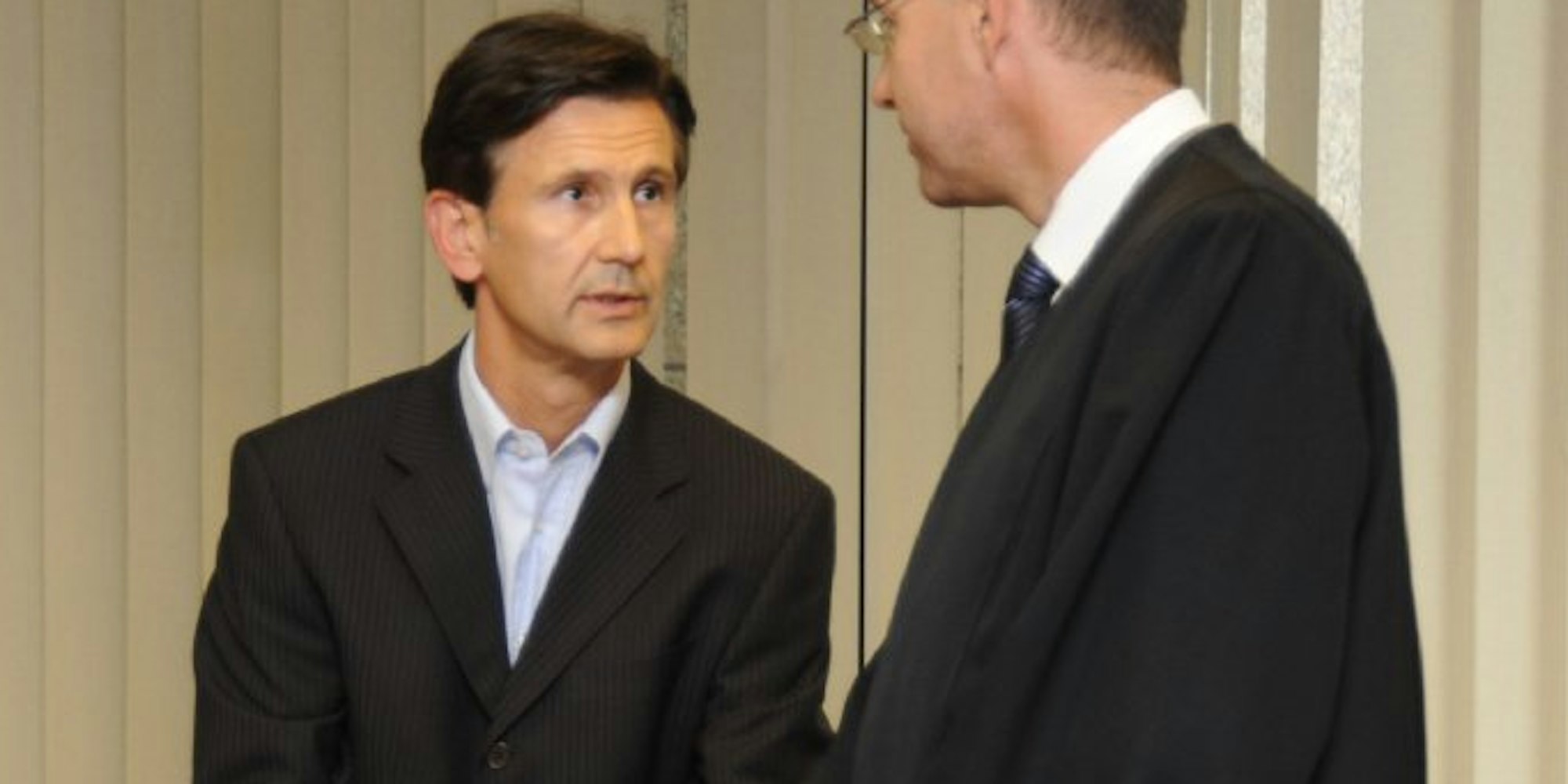 Chefarzt Romuald Adamek (l.) mit seinem Anwalt.