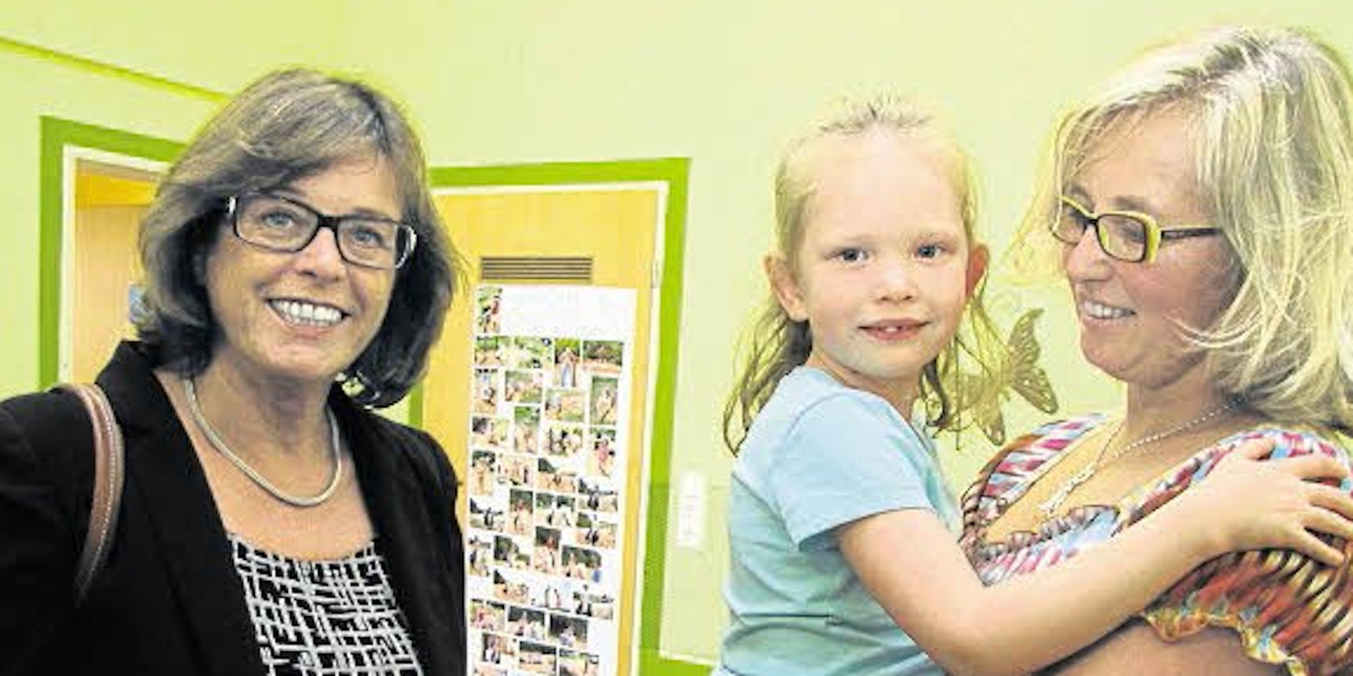Ministerin Ute Schäfer (l.) hatte Spaß am „Fachgespräch“ mit Kindergartenkind Annika und Kita-Leiterin Ellen Honerath.