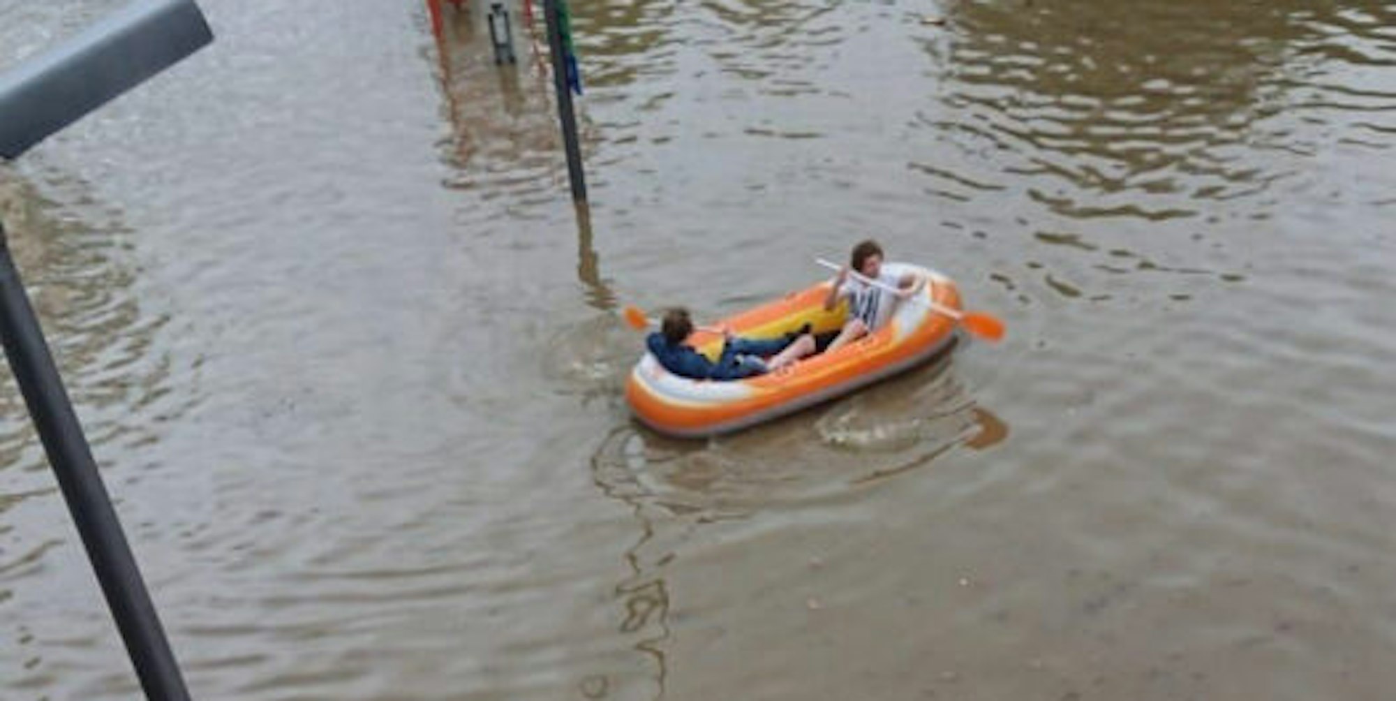 Auch der Busbahnhof stand unter Wasser, das nutzte ein Schlauchbootbesitzer für eine spontane Bootspartie.
