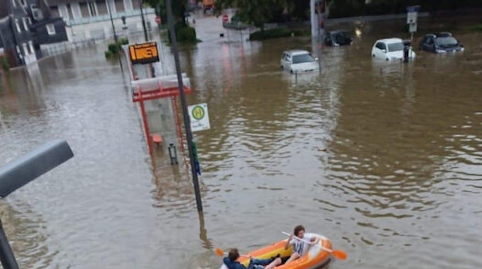 Auch der Busbahnhof stand unter Wasser, das nutzte ein Schlauchbootbesitzer für eine spontane Bootspartie.