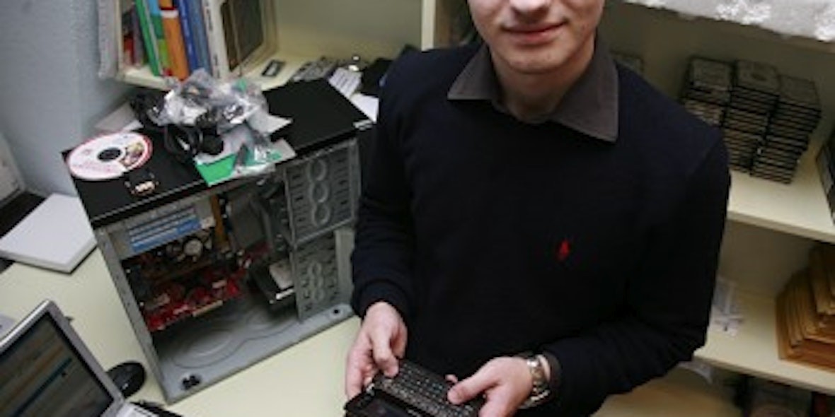 Er geht zwar noch zur Schule, ist vor allem aber Unternehmer: Hendrik Loll (17) leitet seine Computerfirma ziemlich erfolgreich vom Kinderzimmer aus. (BILD: KRASNIQI)