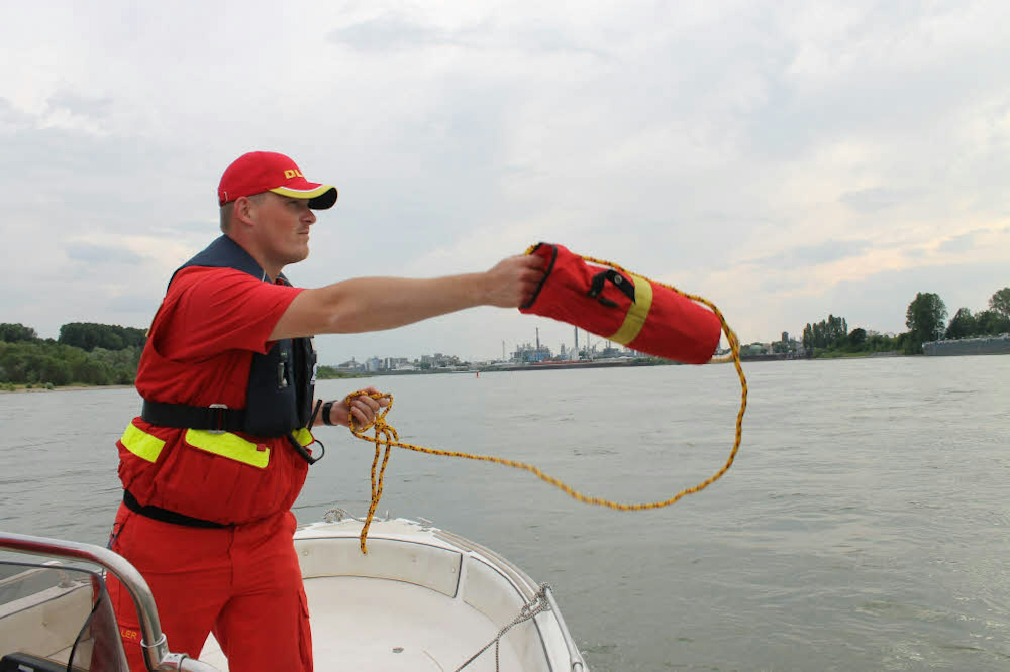 Bei „Person über Bord“ wird eine Boje ins Wasser geworfen. Der Hilfebedürftige kann sich daran festhalten und wird ans Boot gezogen.