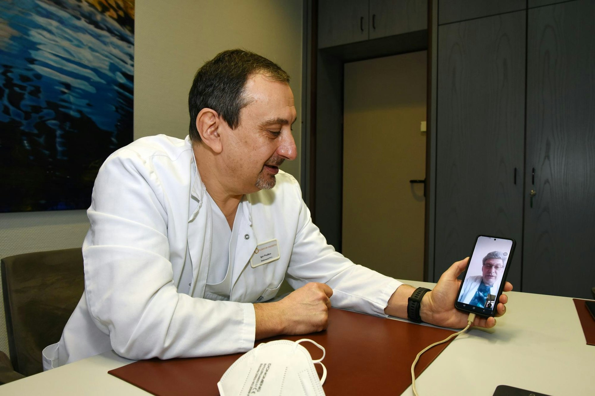 Igor Prudkov hält während eines Videotelefonats mit seinem Freund Vitaliy P. in der Hand, auf dessen Bildschirm dieser zu sehen ist.