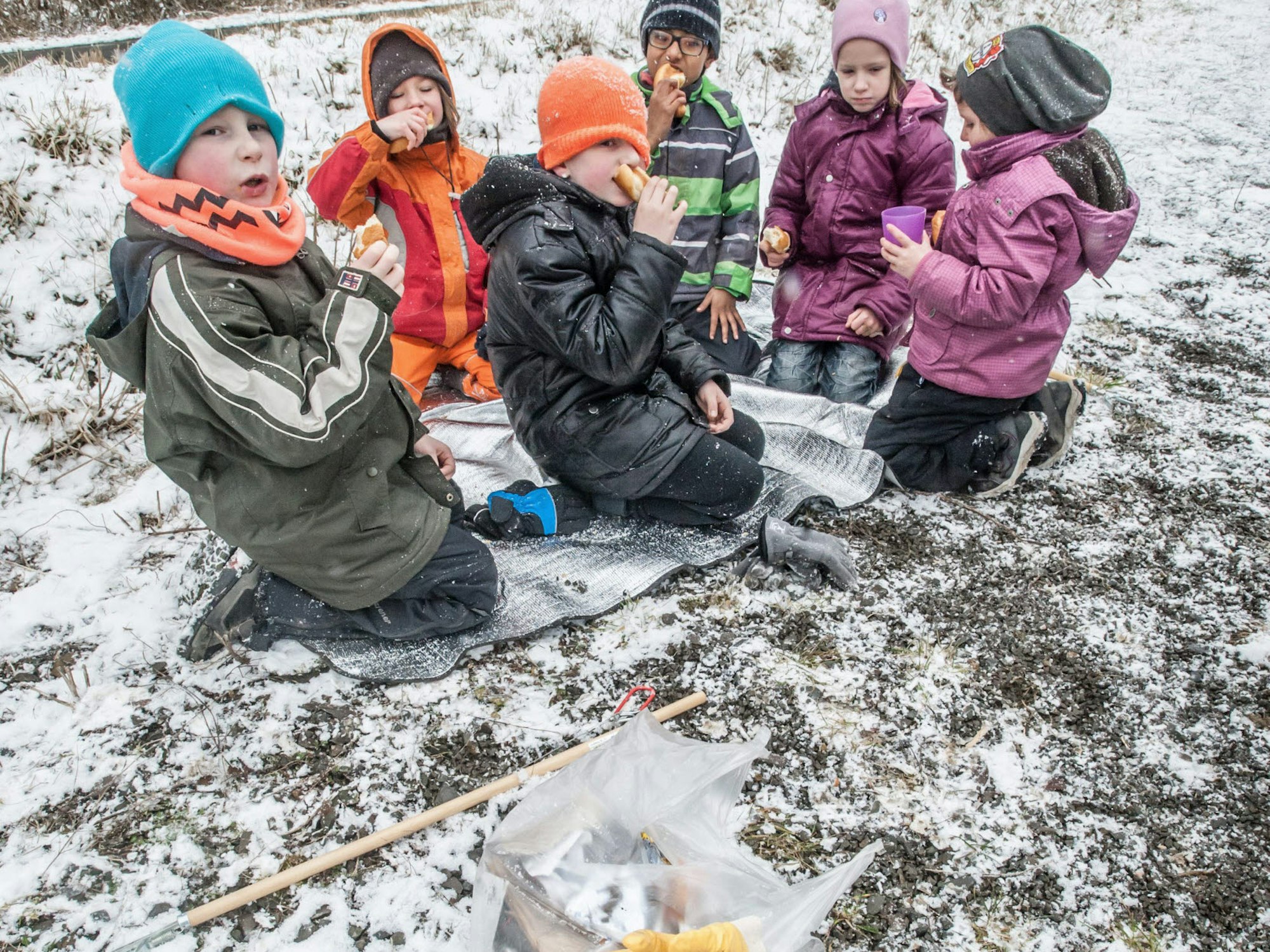 Pause auf Schneedecke: Kinder halfen in Hilgen nach Kräften mit.
