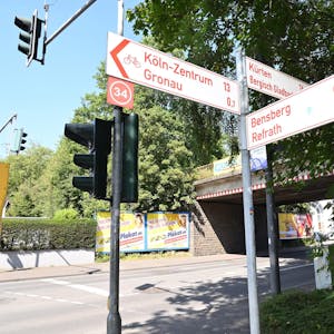 Der Refrather Weg mit der Bahnbrücke – kommen soll ein Radschnellweg nach Bensberg.