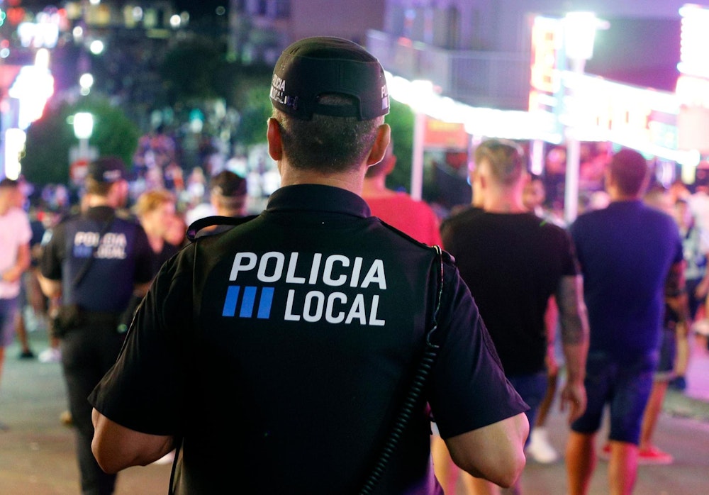 Auf diesem Foto ist ein Beamter der spanischen Polizei im Einsatz auf Mallorca zu sehen.