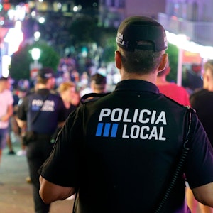 Auf diesem Foto ist ein Beamter der spanischen Polizei im Einsatz auf Mallorca zu sehen.