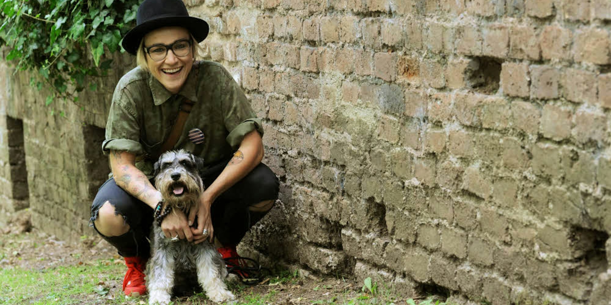 Elli Erl mit ihrem Hund im Volksgarten, wo sie gerne spazierengeht.