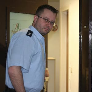 Polizist Sven Pastors am Eingang der Wache