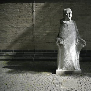 Künstler Werner Stötzer (1931-2010) schuf im Gedenken eine Marmorskulptur an der Minoritenkirche 