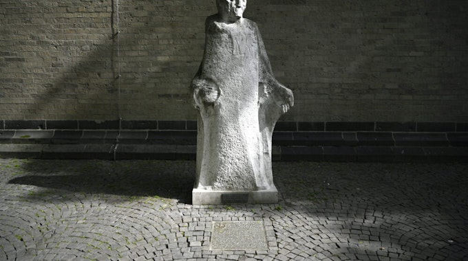 Künstler Werner Stötzer (1931-2010) schuf im Gedenken eine Marmorskulptur an der Minoritenkirche 