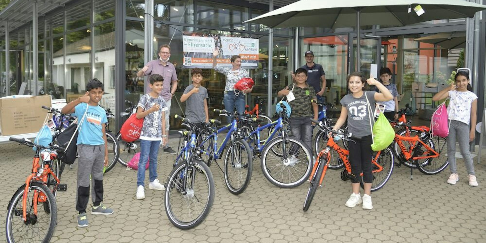 Zwölf Grundschüler konnten ihre Fahrräder vom Team „Mobile Nachbarn“ entgegennehmen.