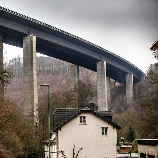 Drastische Folgen hat die Sperrung der Talbrücke Rahmede für oberbergische Firmen. Das zeigt eine IHK-Umfrage.